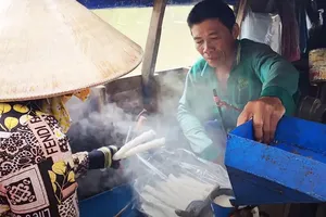 Ghe bánh ống trên sông nước miền Tây