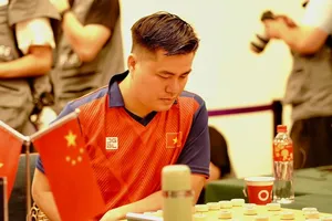 Lại Lý Huynh giành ngôi vô địch cờ tiêu chuẩn cá nhân nam tại Giải vô địch Cờ tướng thế giới 2025. Ảnh: P.MINH