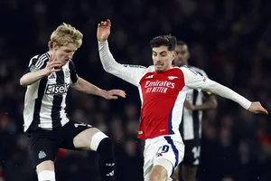 Anthony Gordon (trái) tranh chấp bóng với cầu thủ Arsenal ở trận lượt về mùa giải 2024-2025