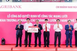 Đồng chí Tô Huy Vũ, Bí thư Đảng ủy, Chủ tịch HĐTV Agribank cùng đoàn công tác Trụ sở chính làm việc tại Agribank Chi nhánh Tây Nghệ An