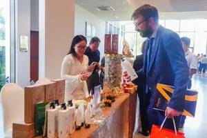 Các doanh nghiệp kết nối giao thương tại khu vực trưng bày, triển lãm giới thiệu sản phẩm trong khuôn khổ hội nghị. Ảnh: XUÂN QUỲNH