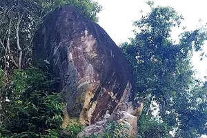 Khối đá lớn hàng chục tấn chênh vênh đỉnh núi có nguy cơ đổ sập