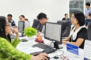 Công chức Trung tâm Phục vụ hành chính công phường Xuân Hòa giải quyết hồ sơ thủ tục hành chính cho người dân trên cổng dịch vụ công