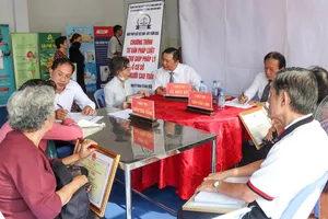 Luật sư tư vấn pháp lý cho người cao tuổi tại phường Tân Sơn Nhất, TPHCM. Ảnh: CẨM TUYẾT