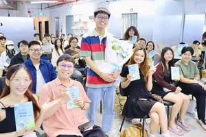 Tác giả Thoòng Dành Kể Chuyện giao lưu với bạn đọc trong buổi ra mắt tác phẩm Muôn trùng xứ sở tại TPHCM. Ảnh: BLUE BOOKS