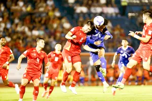 Tuyển thủ Duy Mạnh không chiến với Sanish Shrestha (Nepal) trong trận lượt đi, tối 9-10. Ảnh: DŨNG PHƯƠNG