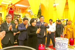 Phó Chủ tịch Quốc hội Nguyễn Thị Thanh cùng đoàn viếng Trưởng lão Hòa thượng Thích Trí Tịnh