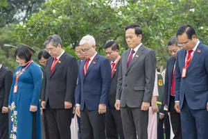 Đoàn đại biểu dự Đại hội Đảng bộ TPHCM lần thứ I dâng hương các Anh hùng liệt sĩ