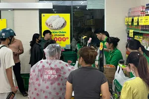 Người dân chen chân nhau mua thực phẩm tích trữ trước bão số 12