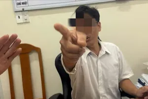 Hình ảnh một chuyên viên của UBND phường Mũi Né có hành vi, cử chỉ chưa đúng khi tiếp công dân được đăng tải trên mạng xã hội