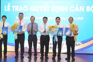 Phó Chủ tịch UBND TPHCM Nguyễn Mạnh Cường và Phó Bí thư Đảng ủy UBND TPHCM chúc mừng các đồng chí nhận nhiệm vụ