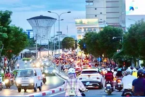 Khẩn trương đầu tư nâng cấp, mở rộng đường Nguyễn Tất Thành – tuyến trục quan trọng kết nối khu trung tâm Thành phố với khu Nam. Ảnh: QUỐC HÙNG