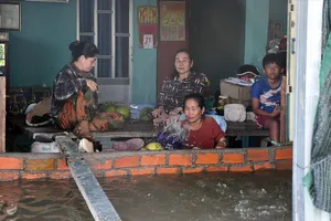 Bà Đỗ Thị Bé Hai, ấp Láng Sen, xã Vĩnh Châu và người thân tát nước ra khỏi nhà