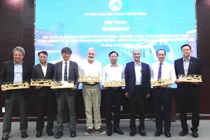 Ông Lê Quang Nam, Phó Chủ tịch UBND TP Đà Nẵng trao quà lưu niệm cho đại biểu tại hội thảo. Ảnh: XUÂN QUỲNH