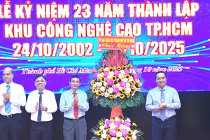 Đồng chí Nguyễn Văn Được, Chủ tịch UBND TPHCM tặng hoa chúc mừng tại Lễ kỷ niệm 23 năm thành lập Khu công nghệ cao TPHCM