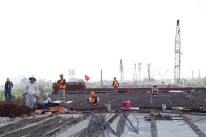 Thi công trên dự án Vành đai 3 TPHCM. Ảnh: QUỐC HÙNG