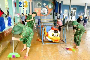 Đồn Biên phòng Vinh Hiền (Bộ đội Biên phòng TP Huế) hỗ trợ cô trò Trường mầm non Lộc Bình, TP Huế vệ sinh môi trường ngay khi lũ rút