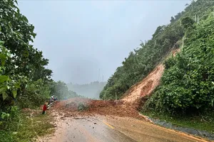 Đất đá sạt lở chắn ngang tuyến đường tại xã A Vương. Ảnh: BRIU QUÂN