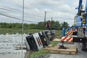 Hiện trường xe tải bị lật xuống ruộng. Ảnh: CK