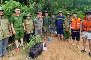 Quảng Trị: Giải cứu 3 người bị cô lập giữa rừng, đưa bệnh nhân vượt lũ đến viện
