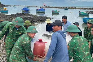 Biên phòng Quảng Ngãi giúp dân kéo thúng, thâu lưới phòng chống bão số 13