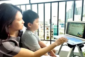 Ép con học quá sức, cha mẹ có thể bị phạt đến 10 triệu đồng. Ảnh minh hoạ