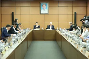 Đoàn đại biểu Quốc hội TPHCM thảo luận tại tổ sáng 7-11. Ảnh QUANG PHÚC