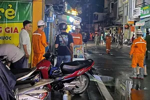 Lực lượng chức năng có mặt tại hiện trường ghi nhận, xử lý sự cố tối 8-11. Ảnh: HT