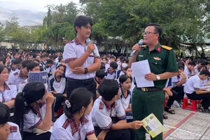 Cán bộ Tiểu đoàn 519 tuyên truyền pháp luật đến học sinh Trường THPT Thoại Ngọc Hầu. Ảnh: NAM KHÔI