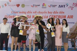 Lễ đón chuyến bay đầu tiên đến từ Tashkent (Uzbekistan) được Sở Du lịch TP Đà Nẵng phối hợp với các đơn vị liên quan tổ chức trang trọng cùng quà tặng cho những hành khách may mắn nhất chuyến bay. Ảnh: XUÂN QUỲNH