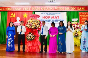 Lãnh đạo phường Rạch Dừa tặng hoa chúc mừng đại diện các cấp học nhân kỷ niệm ngày Nhà giáo Việt Nam