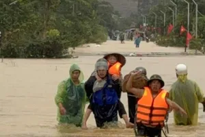 Lực lượng chức năng xã Yang Mao đang sơ tán các hộ dân vùng bị ngập lụt
