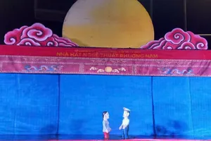 Khán giả Côn Đảo hào hứng xem rối nước “Trước ngọn sóng”