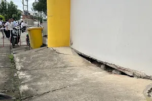 Trung tâm Văn hóa - Thể thao phường An Lạc với phần chân tường xuất hiện nhiều vết nứt lớn do nền đất lún xuống. Ảnh: THANH HIỀN