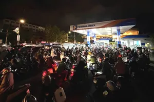 Người dân Đà Lạt ùn ùn đi đổ xăng do lo ngại thiếu hụt nguồn cung 