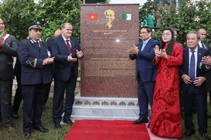 Thủ tướng Phạm Minh Chính và ông Kamel Rezig, Bộ trưởng Bộ Thương mại và Xúc tiến xuất khẩu Algeria thực hiện nghi lễ khánh thành bia tưởng niệm Chủ tịch Hồ Chí Minh. Ảnh: VGP