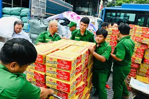 Hàng hóa được gửi đến điểm tiếp nhận Nhà văn hóa Thanh niên sáng 22-11. Ảnh VIỆT DŨNG