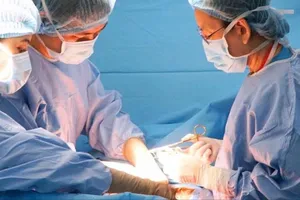 Các bác sĩ phẫu thuật mổ bắt con cho sản phụ