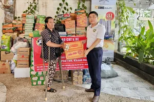 Xúc động hình ảnh người bán vé số, người khuyết tật góp sức cứu trợ đồng bào vùng lũ