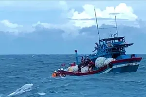 Một tàu cá Quảng Ngãi bị mắc cạn tại quần đảo Trường Sa