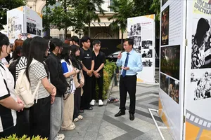 Đông đảo khách tham quan đến với Triển lãm “Thành phố Hồ Chí Minh vươn mình cùng đất nước qua góc nhìn điện ảnh”. Ảnh: DŨNG PHƯƠNG