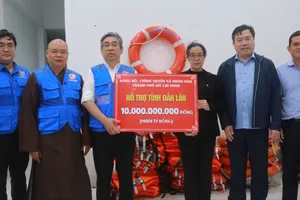 Lãnh đạo TPHCM trao hỗ trợ 10 tỷ đồng và 500 tấn hàng hóa cho người dân vùng lũ lụt Đắk Lắk