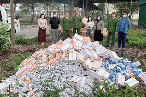 Lực lượng chức năng tiêu hủy hộp thuốc không rõ nguồn gốc. Ảnh: Công an phường Bắc Hồng Lĩnh