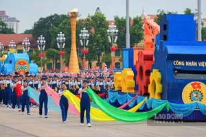 Khối công nhân, viên chức, lao động Việt Nam tham gia diễu hành trong lễ kỷ niệm A80 tại Hà Nội