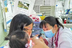  Bác sĩ Bệnh viện Nhi đồng 2 khám cho bệnh nhi mắc tay chân miệng
