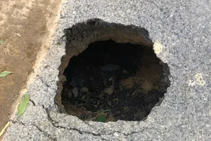 Xuất hiện hố sụt lún trên quốc lộ 49, uy hiếp người tham gia giao thông