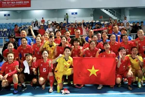 Đội tuyển bóng đá nữ Việt Nam chụp hình với người hâm mộ trên sân Chonburi. Ảnh: HỮU THÀNH