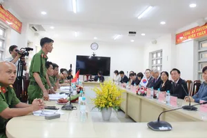 Đoàn Ủy viên Quốc hội Hàn Quốc khen ngợi Công an phường Lái Thiêu