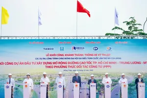 Các đại biểu thực hiện nghi thức khởi công mở rộng cao tốc TPHCM - Trung Lương- Mỹ Thuận - Ảnh: NGỌC PHÚC