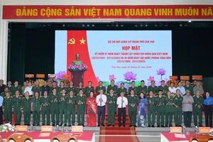 Các đại biểu chụp hình kỷ niệm tại buổi họp mặt